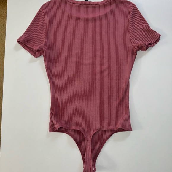 Express Mauve Ribbed Body Suit Short Sleeve Top Size Small Perfect Condition - Picture 2 of 6